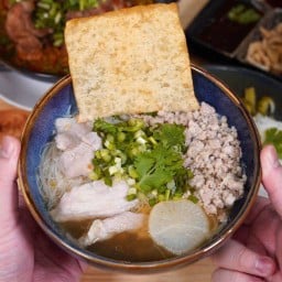 ก๋วยเตี๋ยวหมูนํ้าใส