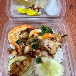 ข้าวกระเพราหมูกรอบกุ้ง