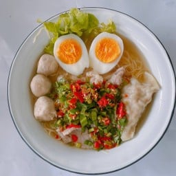 ก๋วยเตี๋ยวน้ำต้มแซ่บ (ใส่ไข่)