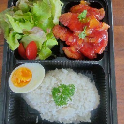 ข้าวไก่ทอดซอสไวน์แดง