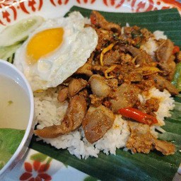 ผัดพริกแกงเครื่องในไก่+ไข่ดาว