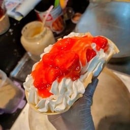 เครปกรอบวิปครีมสดสตรอเบอรี่กวนโฮมเมด