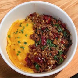 ข้าวไข่ข้นกะเพราพริกแห้ง