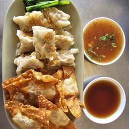 เกี๊ยวลวก 7ตัว เกี๊ยวหมูทอด 8ตัว