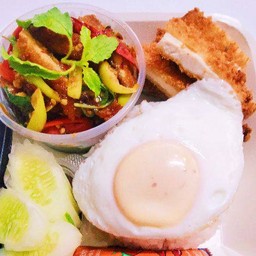 ชุดข้าวกระเพราไก่กรอบ+ไก่ทอด และไข่ดาว