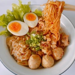 บะหมี่ซอสแซ่บ แห้ง (ใส่ไข่)