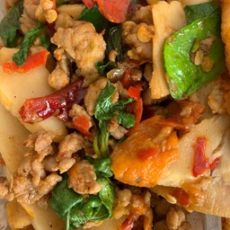 กะเพราหน่อไม้ดอง