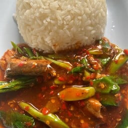 คะน้าปลากระป๋องราดข้าว