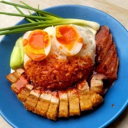 ครัวตาหัน อาหารตามสั่ง หมูกรอบหมูแดง