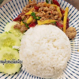 กระเพราหมูสับหน่อไม้เหลืองราดข้าว