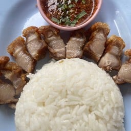 ข้าวหมูกรอบจิ้มแจ่ว