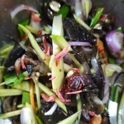 ยำมะม่วงปูเค็ม