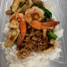 กะเพราหมูสับทะเลราดข้าว