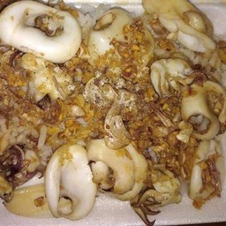 หมึกทอดกระเทียมราดข้าว