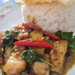 ข้าวหมูสามชั้น แกงเขียวหวานผัดแห้ง (ไม่รวมไข่)