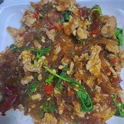 กะเพราหมูชิ้นวุ้นเส้นราดข้าว