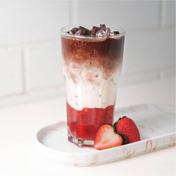 สตรอว์เบอร์รี แบล็ค ฟอเรสต์