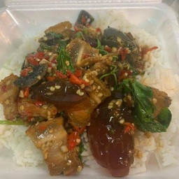 กะเพราหมูกรอบไข่เยี่ยวม้าราดข้าว