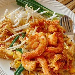 ผัดไทกุ้งกรอบบบบ อร่อยเหาะจานนี้