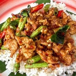 ผัดพริกแกงหมูถาด