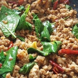 ผัดใบโหระพาราดข้าว ฟรีน้ำซุป