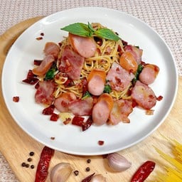 สปาเก็ตตี้เบคอนไส้กรอกผัดพริกแห้ง  (Beacon-Sausage)