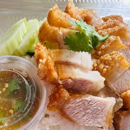 ข้าวหมูกรอบ+น้ำจิ้มซีฟูด