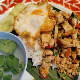 กะเพรารวม (หมูกรอบ+หมูสับ)+ไข่ดาว