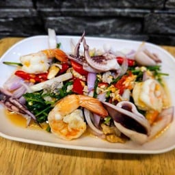 ยำผักกรูดทะเล(หมูสับ+กุ้ง + ปลาหมึก)