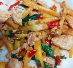 ข้าวหน้ากระเพราไก่ใส่หน่อไม้