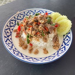 ข้าวราดผัดกระเพรา
