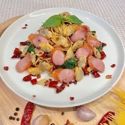 สปาเก็ตตี้ไส้กรอกหอยลายผัดพริกแห้ง (Sausage-Calm)