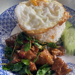 กระเพราเนื้อตุ๋นไข่ดาว