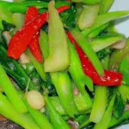 ผัดคะน้า เสิร์ฟพร้อมข้าวหอมมะลิ  ฟรีน้ำซุป