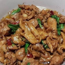 ผัดกระเพราไก่ กับข้าว