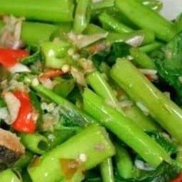 ผัดผักบุ้ง เสิร์ฟพร้อมข้าวหอมมะลิ  ฟรีน้ำซุป