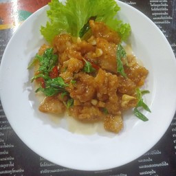 กระเพราไก่กรอบเป็นกับ