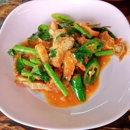 ผัดพริกแกงหมูกรอบ กับข้าว