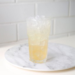 น้ำมะนาวผสมน้ำผึ้ง