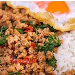 ข้าวกระเพราหมูสับไข่ดาว