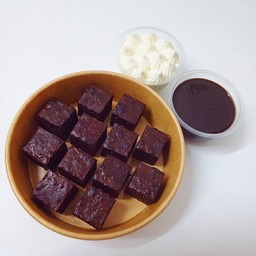 บราวนี่คิวบ์ (บราวนี่ช็อกวิปครีม) Brownie bite