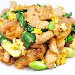 เส้นใหญ่ผัดซีอิ๋ว.