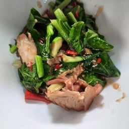 ผัดคะน้าหมูแดงหมูกรอบเป็นกับข้าว