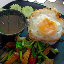 ข้าวคะน้าหมูกรอบ