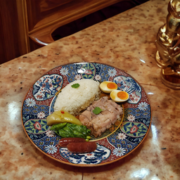 ข้าวขาหมูเนื้อล้วนกุนเชียงไข่ยางมะตูม