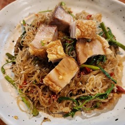 เส้นหมี่กะเฉดหมูกรอบ