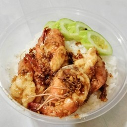 ข้าวราดกระเทียมพริกไทยกุ้ง