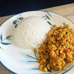 หมูสับผัดเครื่องแกงใต้ราดข้าว