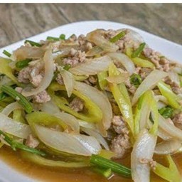 ผัดพริกหยวกหมูสับราดข้าว