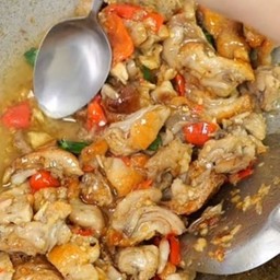 ผัดเผ็ดเป็ดย่างหอมๆเป็นกับข้าว